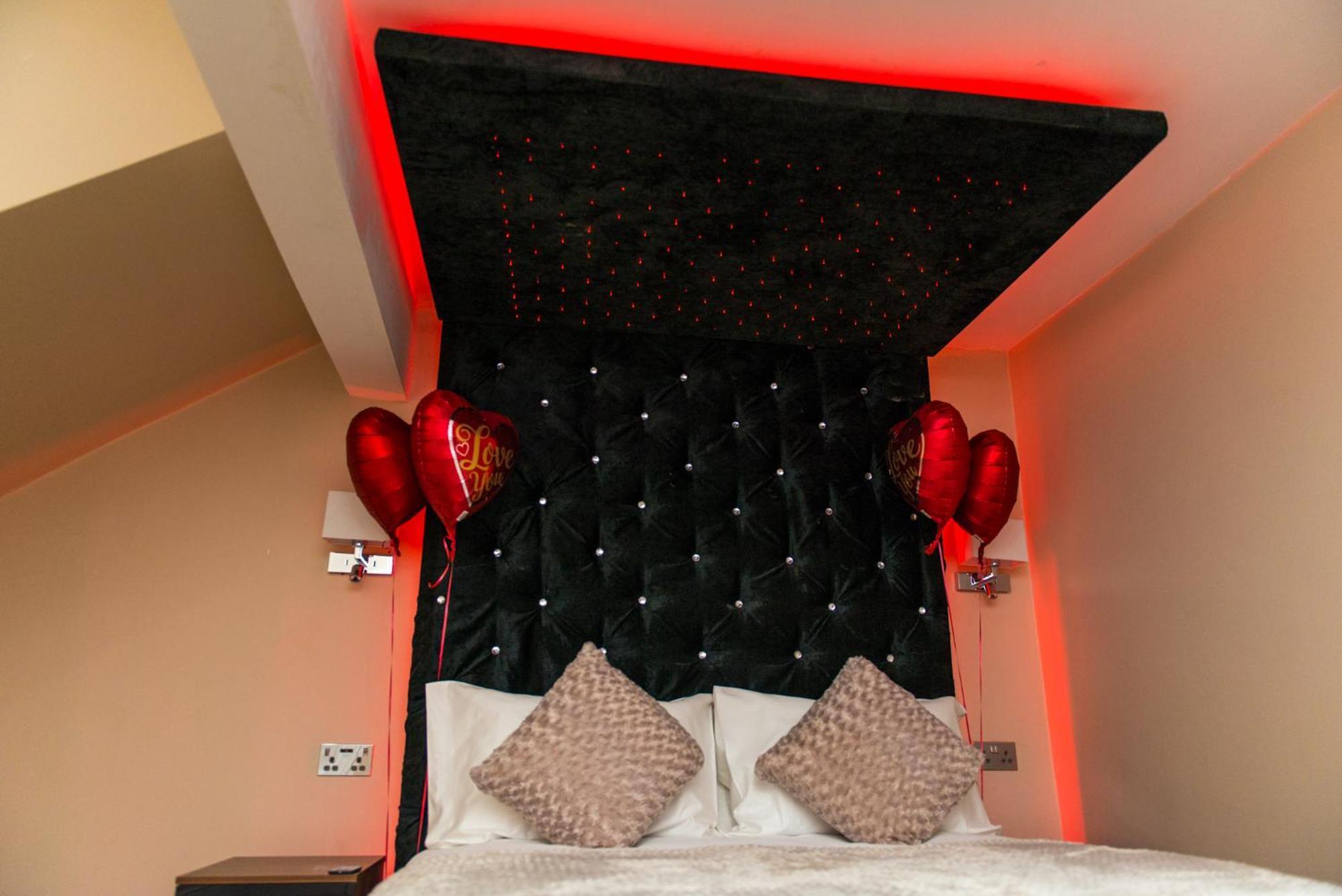Aphrodite Suites Huddersfield Rum bild