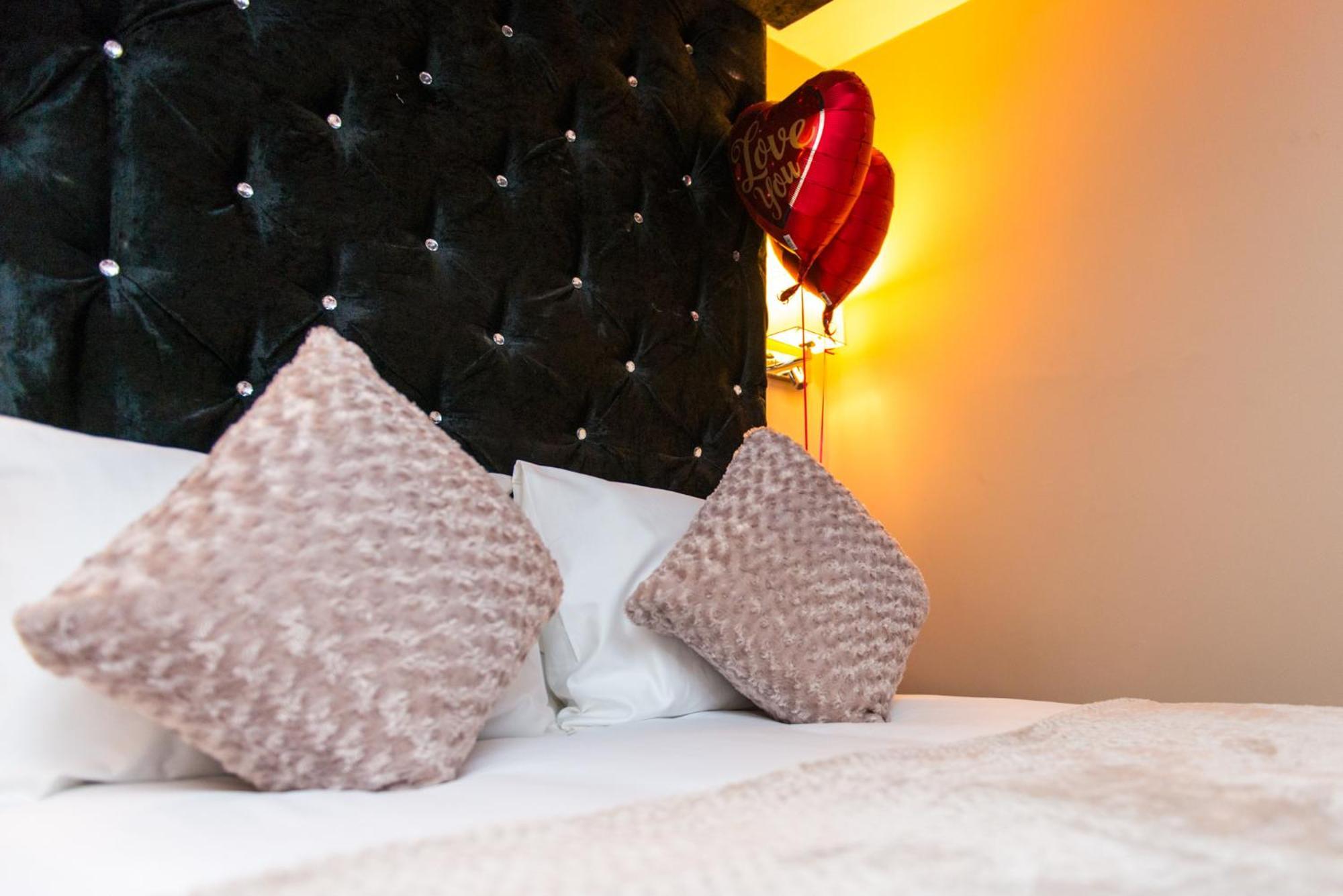 Aphrodite Suites Huddersfield Rum bild